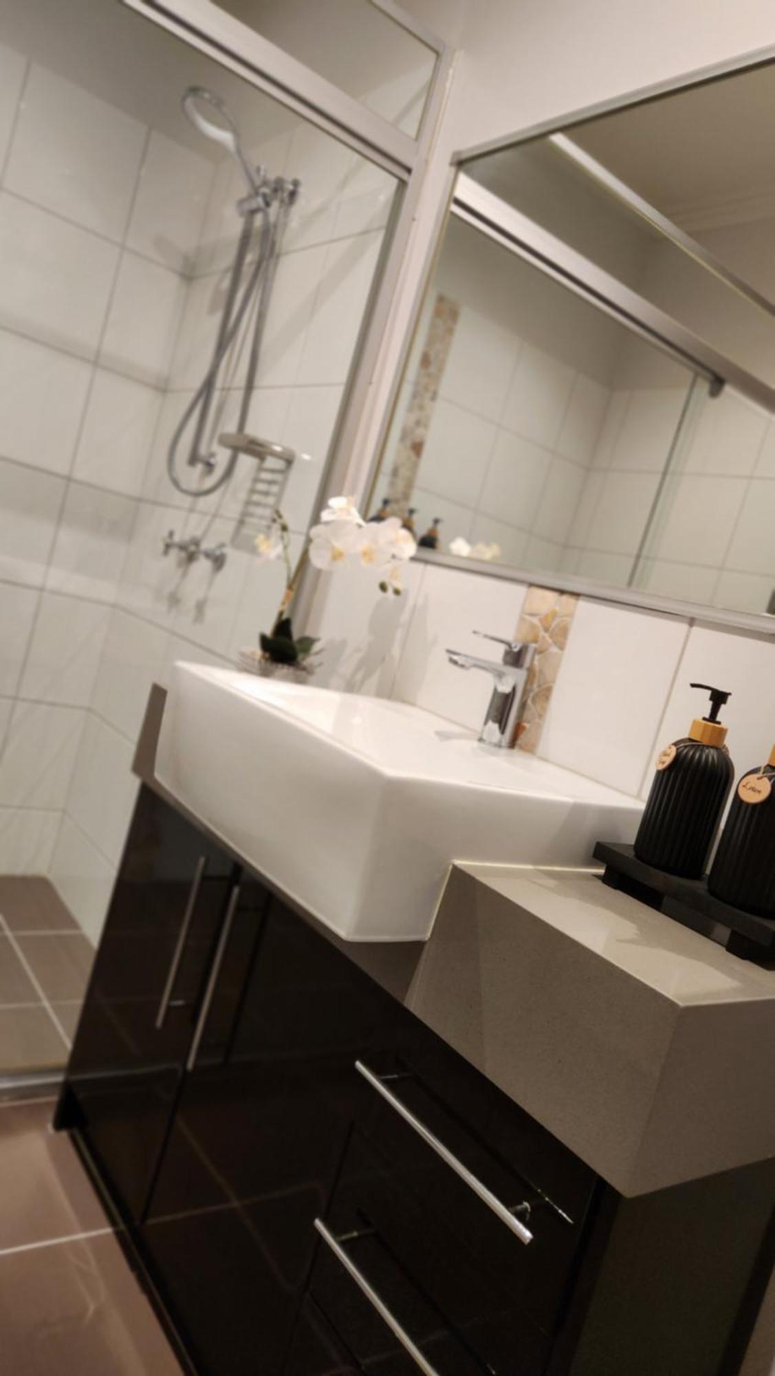 Capel Sands Beachfront Apartment *